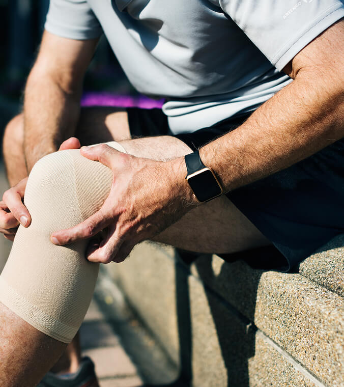 elderly-man-having-knee-injury 1 (1)