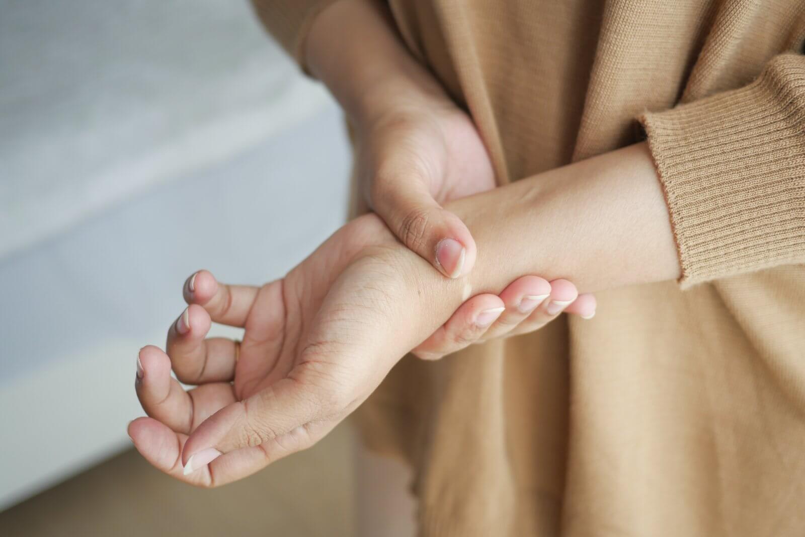 Wrist pain and numbness from carpal tunnel syndrome treated in Niles IL